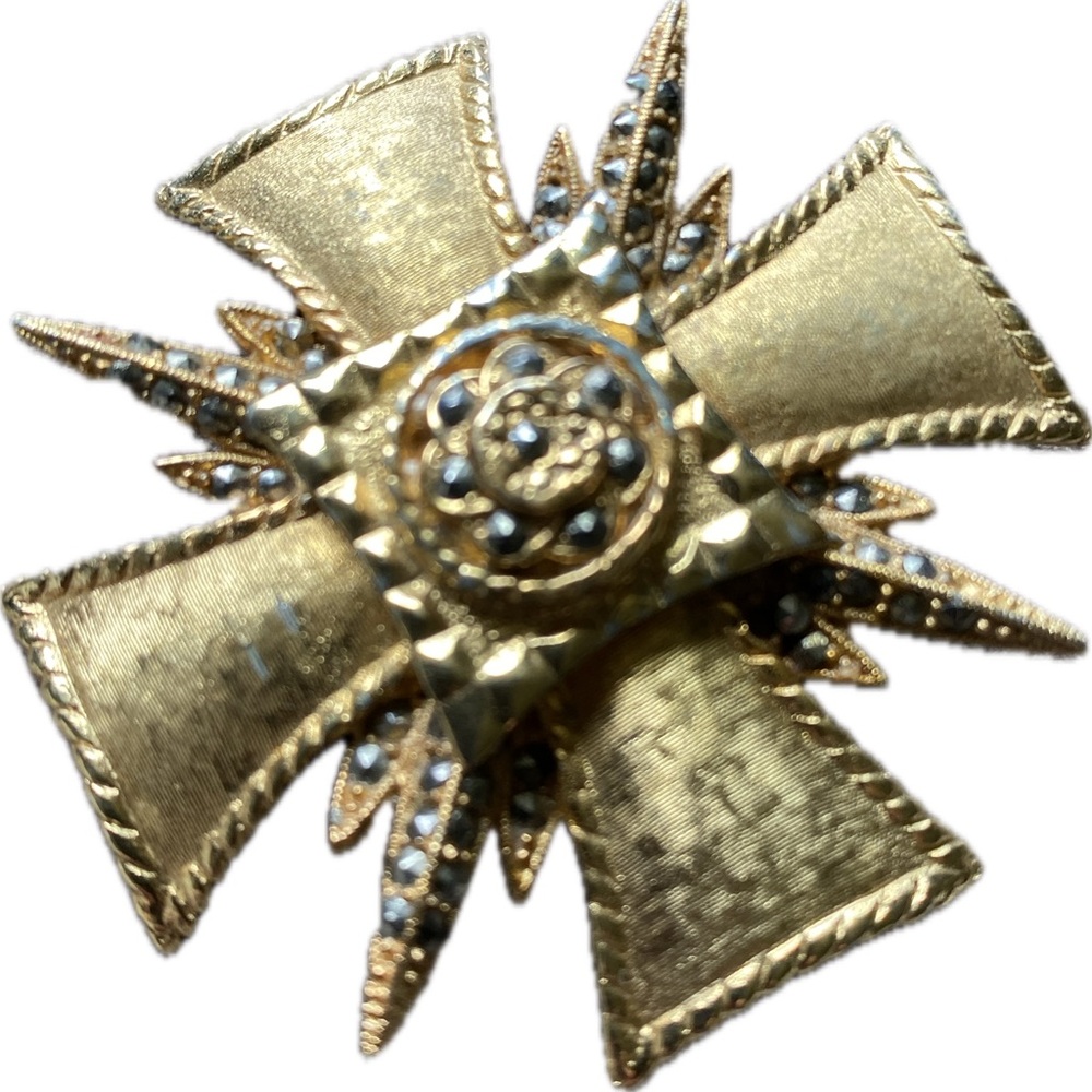 Elegant Maltese Gold Brooch